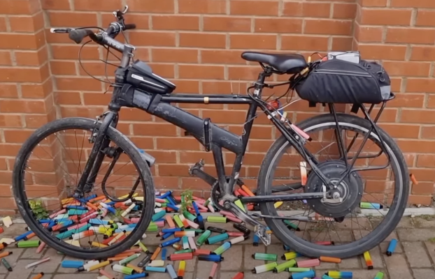 Un hombre fabrica una “bicicleta eléctrica poco fiable” con 130 vaporizadores usados ​​para resaltar los desechos electrónicos